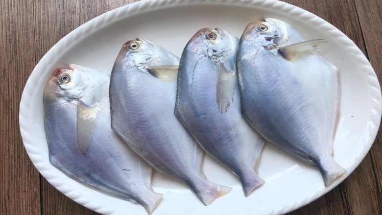 清蒸白鲳鱼,白鲳鱼腌制好拿到另一个盘里摆好，腌出来的水倒掉