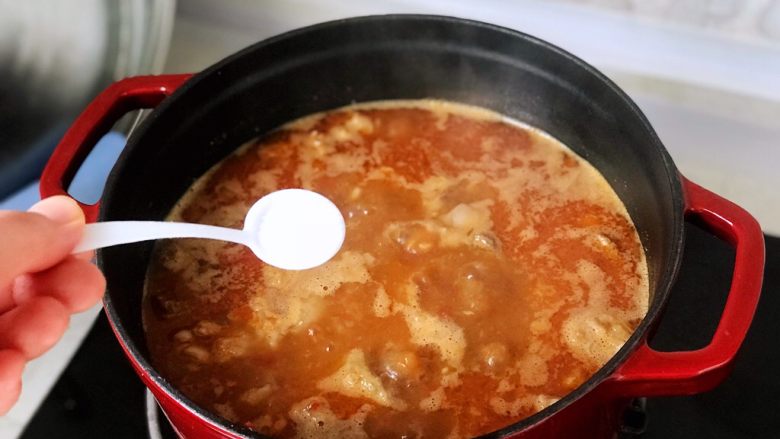 铸铁珐琅锅·红烧牛肉面,根据自己的口味，加入适量的盐调味儿；