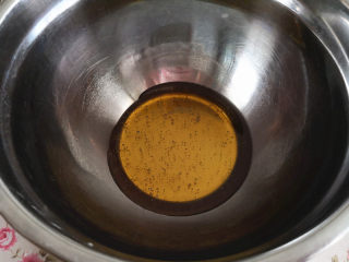 可可蜜豆月饼,将转化糖浆与花生油混合均匀，