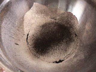 可可蜜豆月饼,把月饼粉与可可粉的混合粉筛入转化糖浆与花生油中