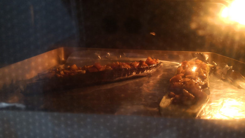蒜蓉辣椒烤茄子,烤箱预热，200度，中层，烤5分钟左右，出炉趁热吃，鲜辣可口。