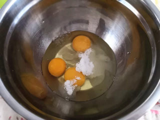 可可纸杯蛋糕,鸡蛋打入无水无油的干净盆里，分次加入糖打发，

