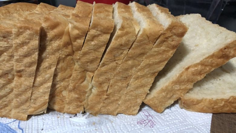 三色三明治,吐司切成1厘米左右的片。