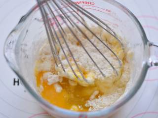 奶黄流心月饼,3个鸡蛋用手动打蛋器打散，加入过筛好的低筋面粉，
搅拌成面糊，一定要是低筋面粉。因为面粉的吸水性不同，如果用错面粉，可能会让面皮变干，容易裂。
