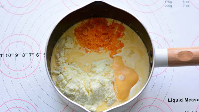 奶黄流心月饼,搅拌均匀后放入奶粉、细砂糖、芝士片、蒸熟的咸蛋黄，用手动打蛋器搅拌均匀，