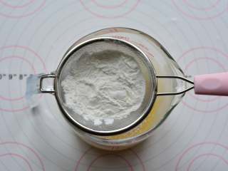 奶黄流心月饼,先把玉米淀粉过筛加入到搅拌好的黄油内，搅拌至无粉状。