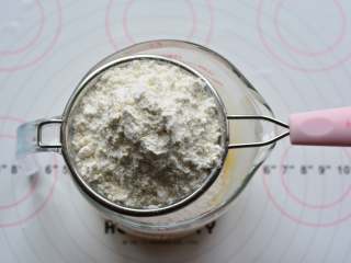 奶黄流心月饼,再把低筯面粉过筛加入到搅拌好的黄油内，搅拌并揉成面团，如果有点干，可以适当的添加一点转化糖浆。