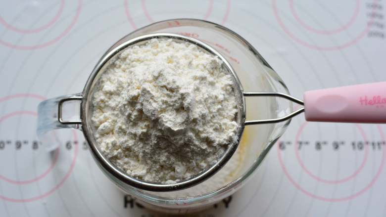 奶黄流心月饼,再把低筯面粉过筛加入到搅拌好的黄油内，搅拌并揉成面团，如果有点干，可以适当的添加一点转化糖浆。