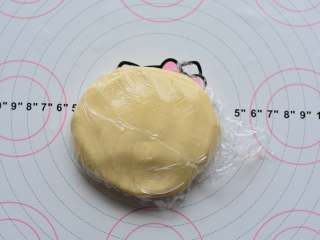 奶黄流心月饼,搅拌好的面团包上保鲜膜，放在室温下醒发1--2个小时。