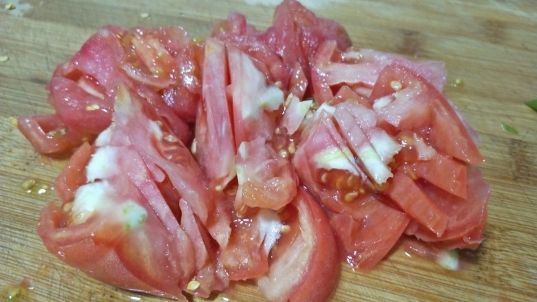素炒圆白菜,西红柿切好备用