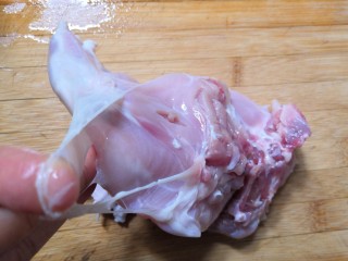 孜然烤兔肉串串,去掉表面的筋膜。
