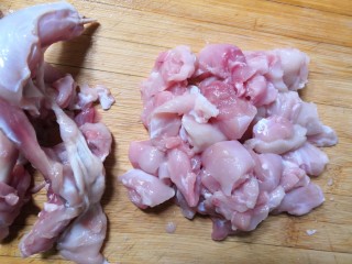 孜然烤兔肉串串,取下兔腿上的肉，切适量大小的块。