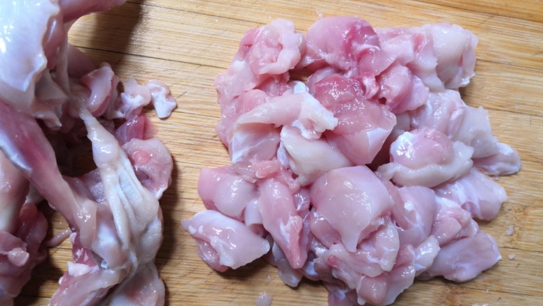 孜然烤兔肉串串,取下兔腿上的肉，切适量大小的块。