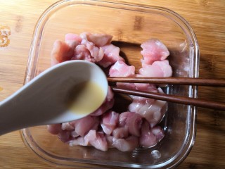 孜然烤兔肉串串,加入姜汁。