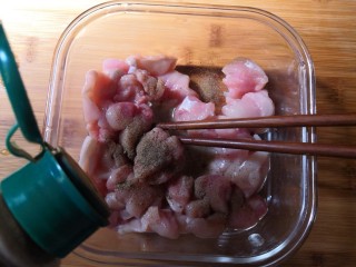 孜然烤兔肉串串,加入黑胡椒粉。