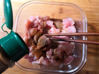 孜然烤兔肉串串,加入辣椒粉。