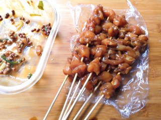孜然烤兔肉串串,把腌制好的兔肉，串在竹签上。