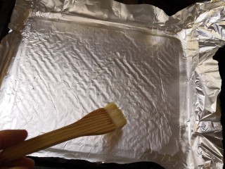孜然烤兔肉串串,烤盘放入锡纸，刷一层油。