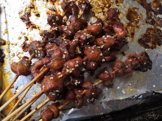 孜然烤兔肉串串,上下200℃烤25分钟～30分钟即可，趁热撒上适量辣椒粉，孜然粉，熟芝麻。