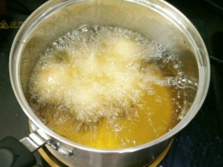 红烧鹌鹑蛋肉丸子,锅里放适量玉米油，待油温七八成热，下肉丸。炸定型后捞出。