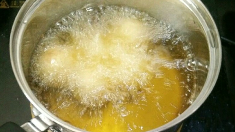 红烧鹌鹑蛋肉丸子,锅里放适量玉米油，待油温七八成热，下肉丸。炸定型后捞出。