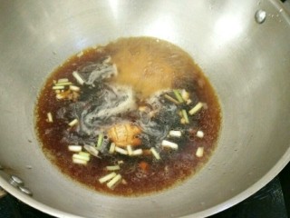红烧鹌鹑蛋肉丸子,热锅凉油下葱姜蒜，爆香，倒入调好的汁，烧开。