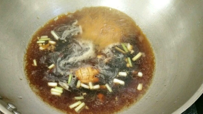 红烧鹌鹑蛋肉丸子,热锅凉油下葱姜蒜，爆香，倒入调好的汁，烧开。