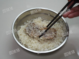 糯米蒸排骨,将提前浸泡好的糯米沥干水份，加入少许盐，鸡精调味。在排骨表面均匀的粘上一层糯米，用双手把糯米轻轻的拍在排骨上。
