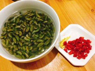 家的味道+爆炒鲜美海瓜子,食材准备好：海瓜子用清水养着，生姜切丝，红辣椒切小备用