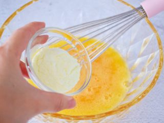 燕麦小饼,加入淳璀有机幼儿配方奶粉（3段），继续用打蛋器搅拌均匀