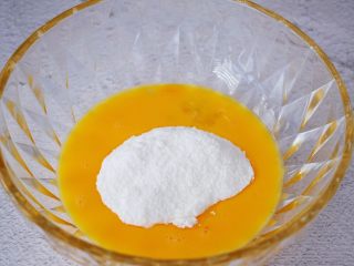 燕麦小饼,鸡蛋加入糖粉，用手动打蛋器搅拌均匀
