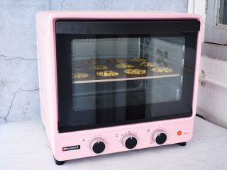 燕麦小饼,然后再放入预热好的烤箱，上下火150度，中层15分钟