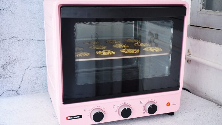 燕麦小饼,然后再放入预热好的烤箱，上下火150度，中层15分钟