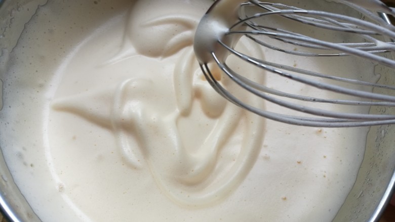 无水蜂蜜小蛋糕,隔水加热四十度，打发，直到蛋糊颜色变得非常白，并且提起打蛋器后纹路不消失。