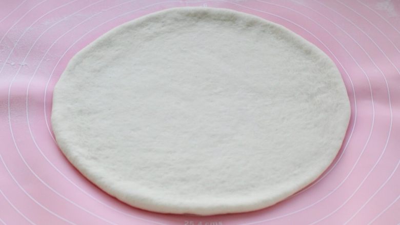 榴莲披萨,取出面团排气后用擀面杖擀成圆形的饼皮，直径大约22厘米，相当于一个九寸大的披萨