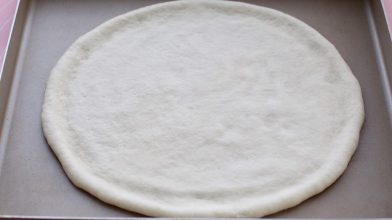 榴莲披萨,将擀好的饼皮放进烤盘中，如果烤盘不是防粘的下面要铺上锡纸，当然也可以用披萨盘