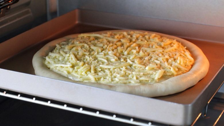榴莲披萨,烤箱上下火200度预热，将披萨放入中层烤约十五分钟左右