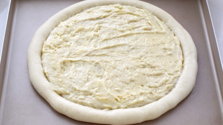 榴莲披萨,再将榴莲泥均匀的涂抹在饼底上，注意边缘部位不用涂
