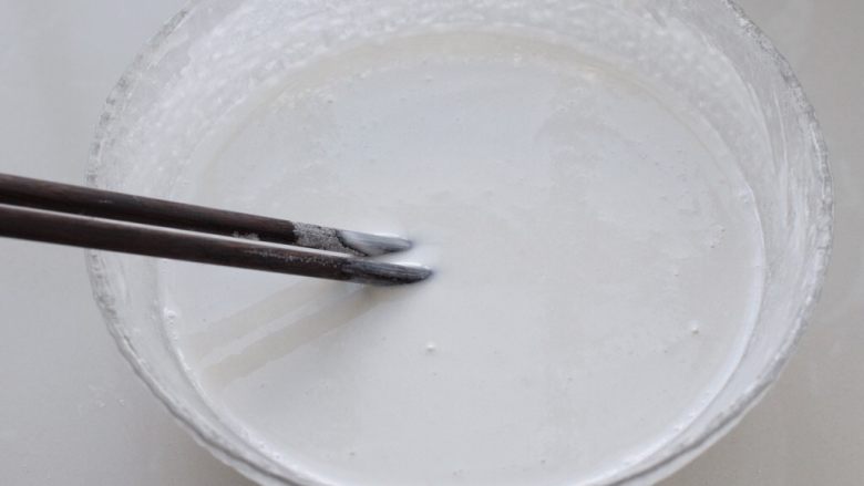 豆沙糯米卷,再一边倒入清水一边用筷子搅拌均匀，直到变成无面粉颗粒的稀面糊状态