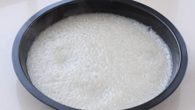 豆沙糯米卷,蒸锅中烧开水，放上蒸笼中火蒸二十分钟。