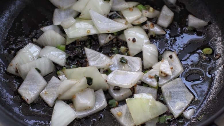 豆豉炒鸡丁,然后放入洋葱，翻炒至洋葱变软呈透明的状态