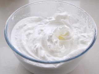 无油酸奶蛋糕,在蛋清中分次加入细砂糖，然后用电动打蛋器打至接近硬性发泡的状态