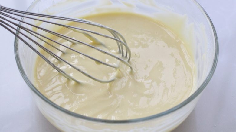 无油酸奶蛋糕,用打蛋器来回划Z字型，拌成均匀的面糊状态