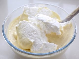 无油酸奶蛋糕,取三分之一的蛋白霜放入蛋黄糊中