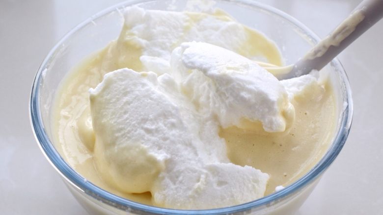 无油酸奶蛋糕,取三分之一的蛋白霜放入蛋黄糊中