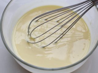 无油酸奶蛋糕,在蛋黄中加入酸奶搅拌均匀，酸奶要选择浓稠型的，乳酸菌类的不可以