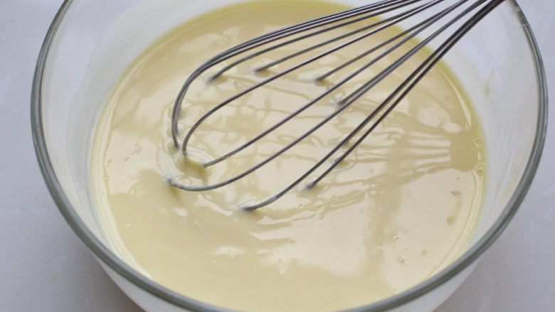 无油酸奶蛋糕,在蛋黄中加入酸奶搅拌均匀，酸奶要选择浓稠型的，乳酸菌类的不可以
