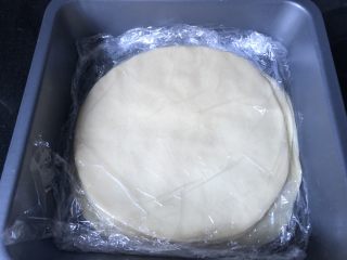 原味基础烙饼,如前面的操作，一张饼盖一层保鲜膜，记得刷油防粘。然后放冰箱保存。