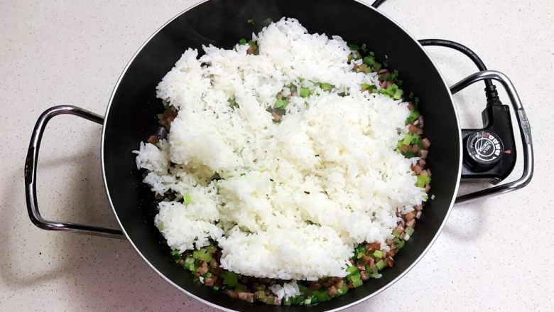 红肠莴笋炒饭,加入热米饭