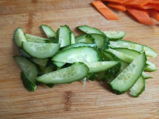 新文美食  凉拌银耳,黄瓜中间切开在切成片。